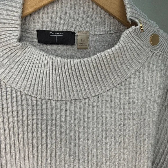 Tahari Ribbed Mock‎ Neck Sweater Gold Button Shoulder Detail Light Grey L G - Picture 3 of 5